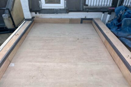 Sleek frameless glass perimeter panels providing safety and unobstructed panoramic views of the London skyline from a Battersea rooftop.